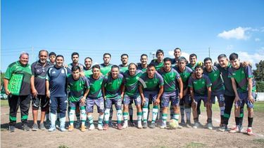PLANTEL. Los jugadores de Falucho, tras el triunfo en la cancha de La Sonia. PLANTEL. Los jugadores de Falucho, tras el triunfo en la cancha de La Sonia.