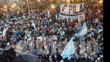 (Fredy Caballero). Casi 10.000 personas festejaron en la plaza de Pilar el triunfo de la selección. Quieren repetir el domingo..