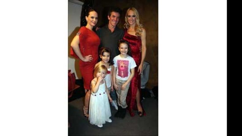 Moda y solidaridad. En el Buenos Aires Design se lanzó “Tango 2013” colección otoño-invierno de la diseñadora Patricia Profumo. Celebridades participaron en la pasarela luciendo sus modelos y colaborando con la Fundación Helios (lucha contra el HIV) Estuvieron Gustavo López, Erica Fontana, Karina Jelinek, Andrea Estevez y Cristian Sancho. En la foto, Patricia Baca Urquiza, Maximiliano Guerra y Patricia Profumo junto a sus hijos..