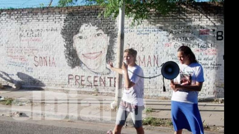 Natalia y Laura Espasa, las hijas de Sonia Colman ayer inmortalizada en el mural..