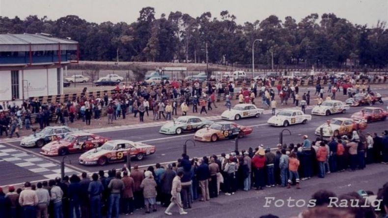 Largada con el sistema 3x2. El Vasco Oyhanart aparece en 3ª fila con el Ford Nº12..