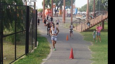 (Ariel Olmos). Chapa marcó diferencias en el atletismo, que se corrió en la costanera del balneario La Florida..