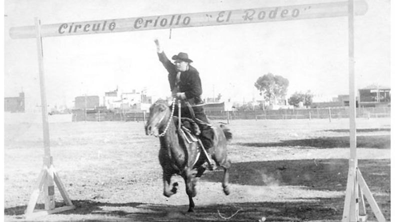 Las fiestas patronales siempre tuvieron espacio para las tradiciones criollas. En esta imagen del año 1972, el jinete demuestra su destreza sobre el caballo, en una carrerade sortijas. .