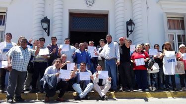 Directivos, delegados y trabajadores, posan para El Diario con los diplomas de capacitación..