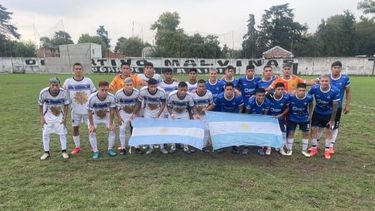BANDERA. Los equipos de Metalúrgico y José C. Paz posaron juntos en homenaje a los Héroes de Malvinas. BANDERA. Los equipos de Metalúrgico y José C. Paz posaron juntos en homenaje a los Héroes de Malvinas.