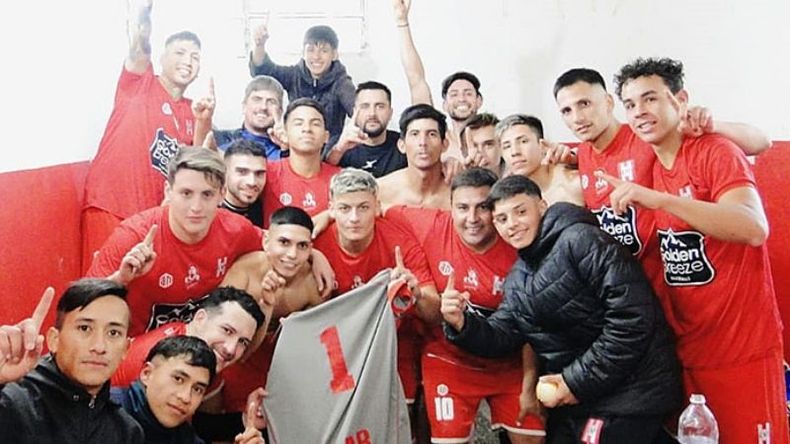 FESTEJO. Los jugadores de Atlético, felices tras ganar un partido clave..