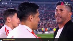 Sergio Gómez es calmado por Nacho Fernández y Enzo Pérez.