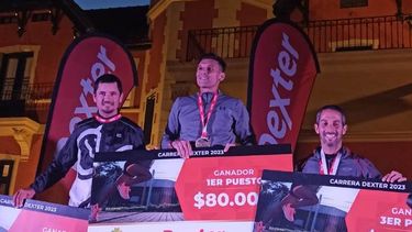 21 KILÓMETROS. Cena comparte podio junto a Francisco Ramírez y Mauricio Balbis.