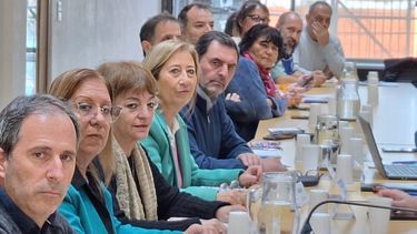 REUNIÓN. Los representantes docentes analizan la propuesta paritaria.