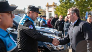 SALUDO. El intendente Federico Achával participó de la presentación de los nuevos patrulleros.&nbsp;