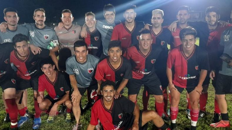 FINALISTAS. Los pibes de Derqui festejan la clasificación en Alberti. (Foto Prensa Derqui).