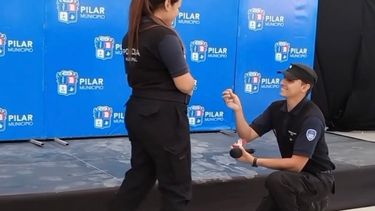 Joaquín le propuso matrimonio a su novia Natalia durante la graduación del curso de formación de la Guardia Urbana. .