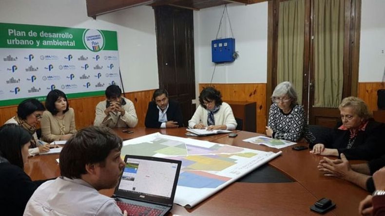 TRABAJO. Una de las reuniones de las que el martes se verán resultados..
