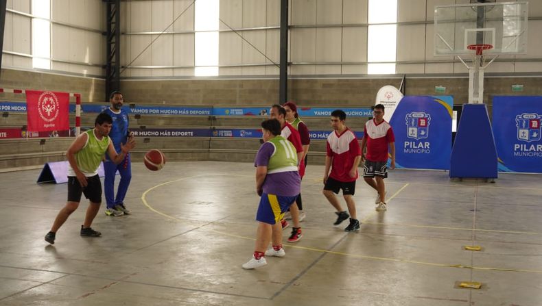 A JUGAR. Uno de los partidos que animó el torneo en Derqui.