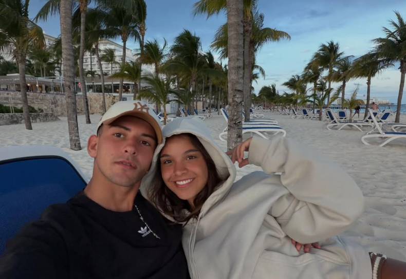 El pilarense Camilo Rey Domenech, jugador de la reserva de Boca, junto a su novia en las playas de México.&nbsp;