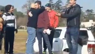 ABRAZO. El encuentro, antes de la entrega de premios..