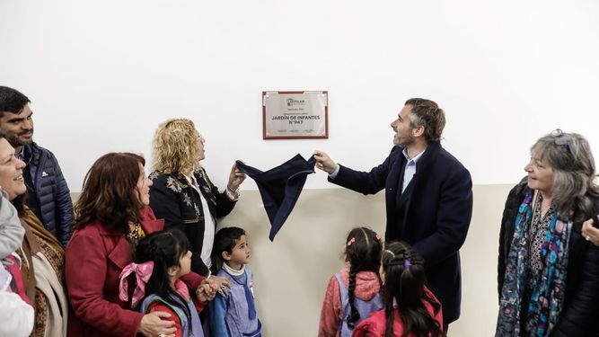 EMOCIÓN. Conmovido, Achával cortó la cinta del último edificio que había anunciado. &nbsp;