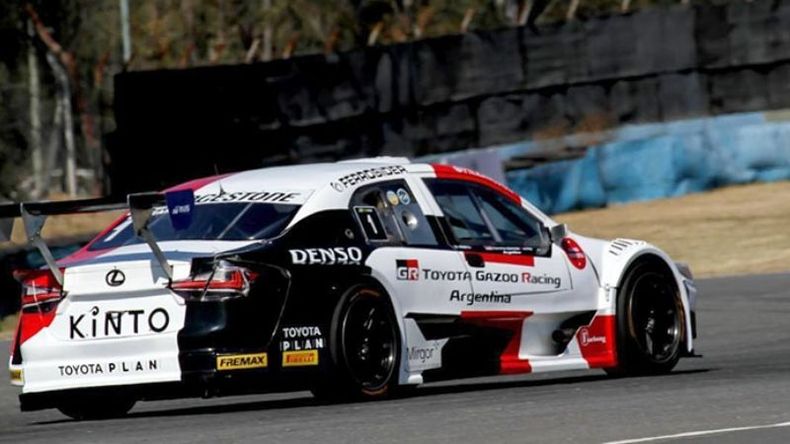 CAMPEÓN DEFENSOR. Azar guiando su Toyota Lexus en Rosario. (FOTO: PRENSA TOP RACE)..