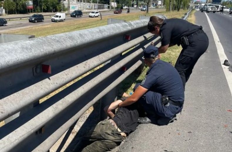 La policía asiste al herido poco después del hecho.