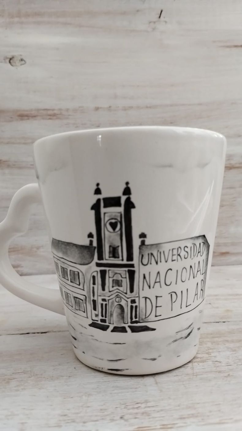 Las tazas de la Universidad de Pilar se venden en La Baulera.&nbsp;