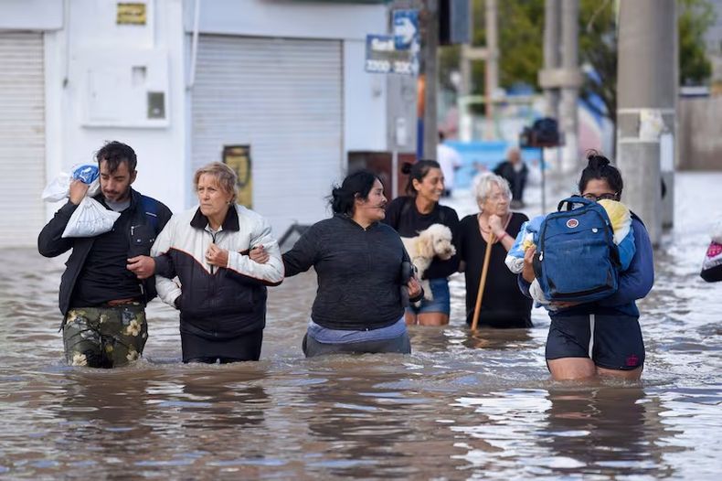 TRAGEDIA. Miles de afectados bahienses fueron afectados por la inundación.