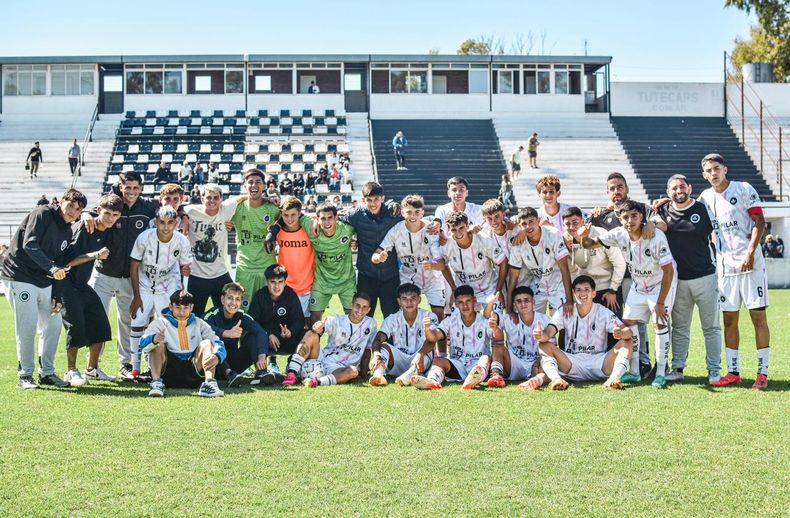 EN EL BARRAZA. La reserva de Real Pilar festejó con triunfo su estreno en la B.