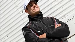 Diego Azar y su felicidad por ser piloto oficial de Mercedes Benz en el Maquin Parts Racing. Diego Azar y su felicidad por ser piloto oficial de Mercedes Benz en el Maquin Parts Racing.