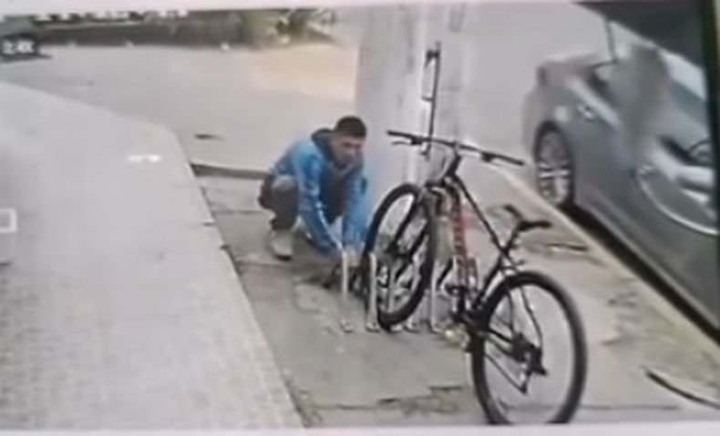 El robo de la bicicleta quedó registrado en una cámara de seguridad.