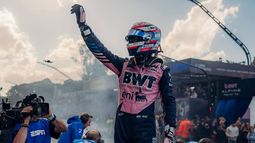 Franco Colapinto recibió el cariño popular este domingo en el road show realizado en CABA. Franco Colapinto recibió el cariño popular este domingo en el road show realizado en CABA.