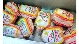 RENDIDORES. Los 9 pollos que la Provincia envió para que coman 520 chicos..