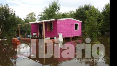 Un kiosco del barrio Río Luján invadido por la crecida del curso de agua..