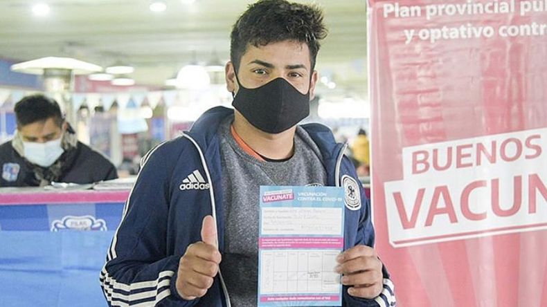 JÓVENES. Dylan fue el primer pilarense de 18 vacunado a demanda..