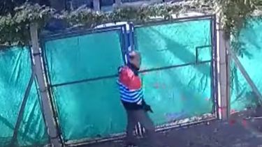 Uno de los ladrones sale de la propiedad (captura de video)..