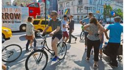 EN BICI. Macri, ayer, paseando por las calles de Nueva York. .