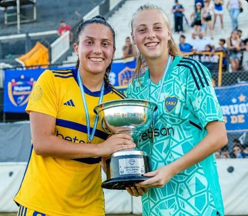 HOY EN BOCA. Joaquina Rodr&iacute;guez Palma sostiene la copa con Agustina Arias. Ambas ganaron el torneo de Reserva con Platense.