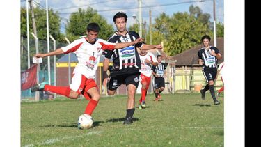 Carlitos Báez, uno de los pocos que intentó jugar al fútbol. La cancha pesada tampoco ayudó..