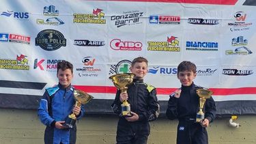 PODIO. Vicente Allodi (izq.) fue 2º en la apertura del campeonato de karting en Concordia.