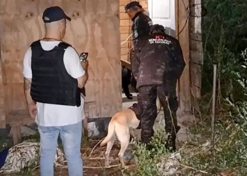 &nbsp;La polic&iacute;a ingresa a uno de los domicilios con perros de la Divisi&oacute;n Canina K9.