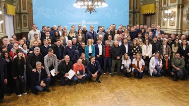 CUMBRE. Federico Achával estuvo junto a otros inteendentes en la casa de gobierno provincial. CUMBRE. Federico Achával estuvo junto a otros inteendentes en la casa de gobierno provincial.