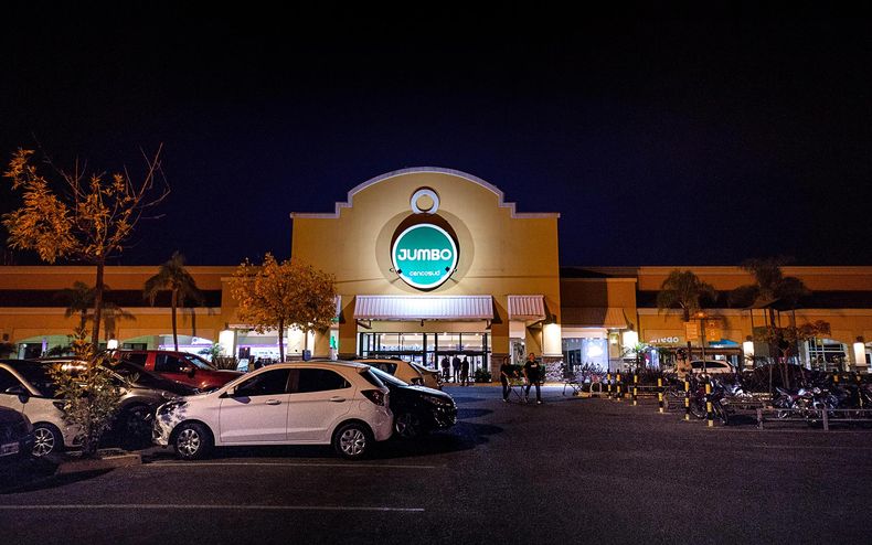 JUMBO PILAR. Trabajadores reclaman la incorporación de uno de sus compañeros.&nbsp;