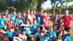 FELICIDAD. Los jugadores de Derqui celebran la permanencia y ganar el grupo.