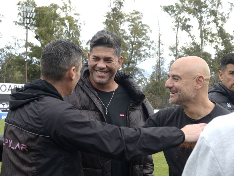 CONVENCIÓN DE TÉCNICOS. Gómez y Orsi dialogan con el entrenador de Real Pilar, Gabriel Torres. 