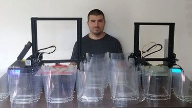 LISTAS PARA ENTREGAR. Un integrante de la red con las máscaras que elaboran..