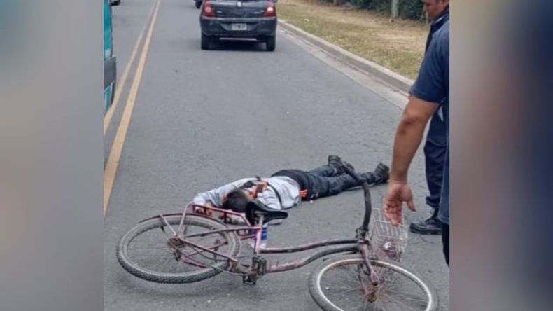 El ciclista sufrió lesiones y tuvo que ser hospitalizado. Foto @juancaimpacto.