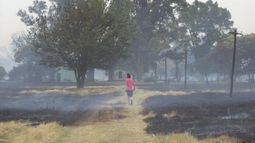 “En épocas de incontrolables quemas de pastizales recuerdo esta postal de cuando escribía para @pilaradiario. Ese 2013 Villa Rosa había sufrido varios incendios. No cambió mucho la tendencia”. Matías Saavedra (@saavedramatias)..