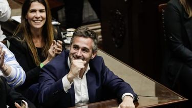 PUÑO CERRADO. Achával, a puro festejo en el Senado.