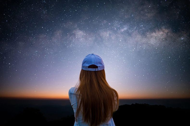 Mirando el cielo nocturno. (Shutterstock)..jpg