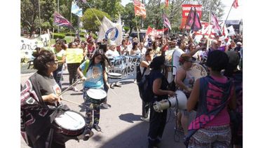 MARCHA. El reclamo se concentró ayer al mediodía frente al municipio..