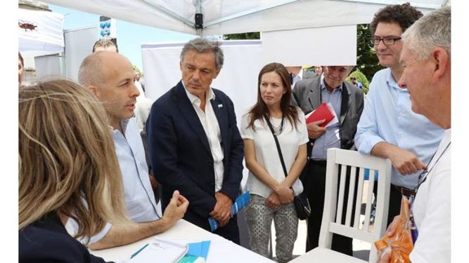 CHARLA. Ducoté y Cabrera, ayer, en la plaza..
