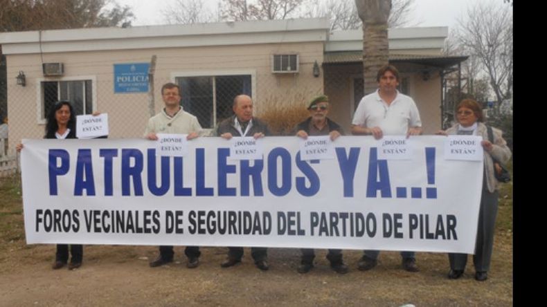 Representantes de los foros en el lugar donde estuvieron las patrullas..